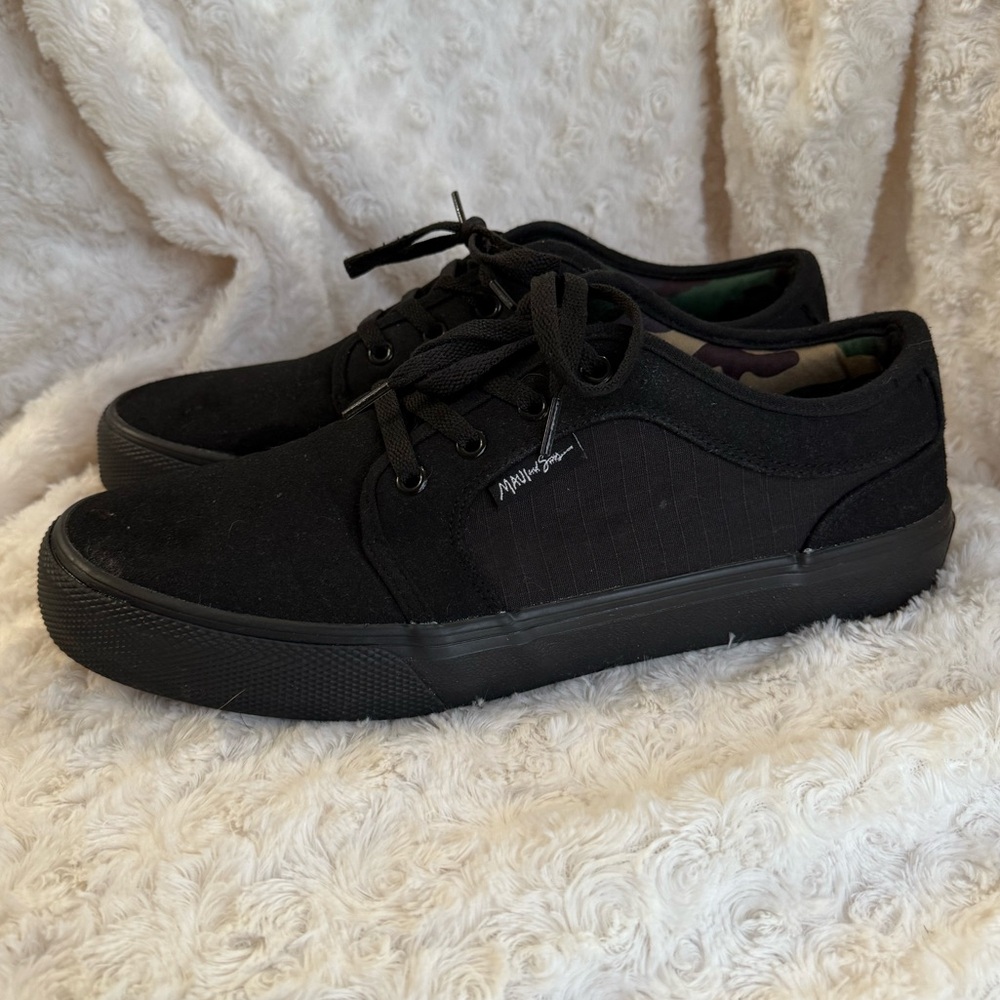 Men's Size 10 1/2 Maui and Sons Black Wave Wide Canvas Sneakers Skate Style New
